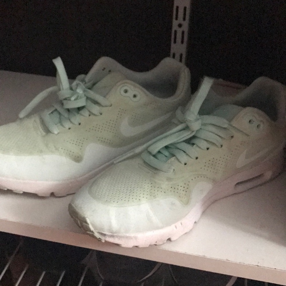 Nike shoes - Picture 2 of 4